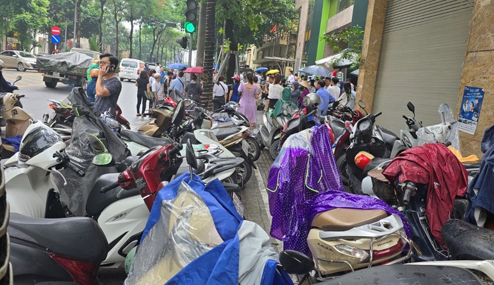 Đội mưa xếp hàng mua vàng - ảnh 7