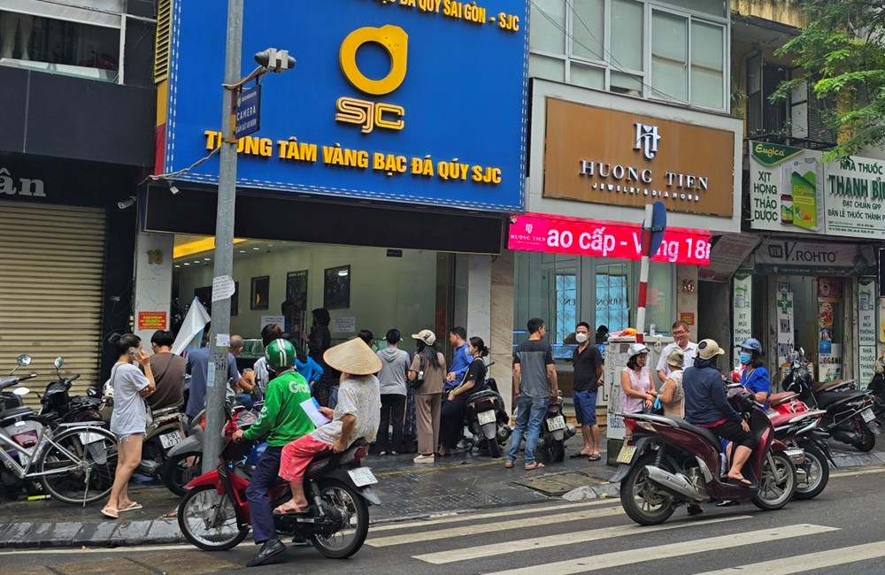 Đội mưa xếp hàng mua vàng - ảnh 9