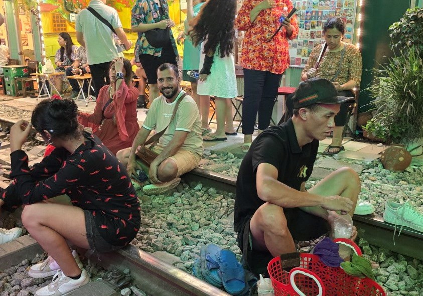 Khách "Tây" mạo hiểm tính mạng với phố cà phê đường tàu - ảnh 5