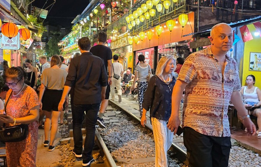 Khách "Tây" mạo hiểm tính mạng với phố cà phê đường tàu - ảnh 7