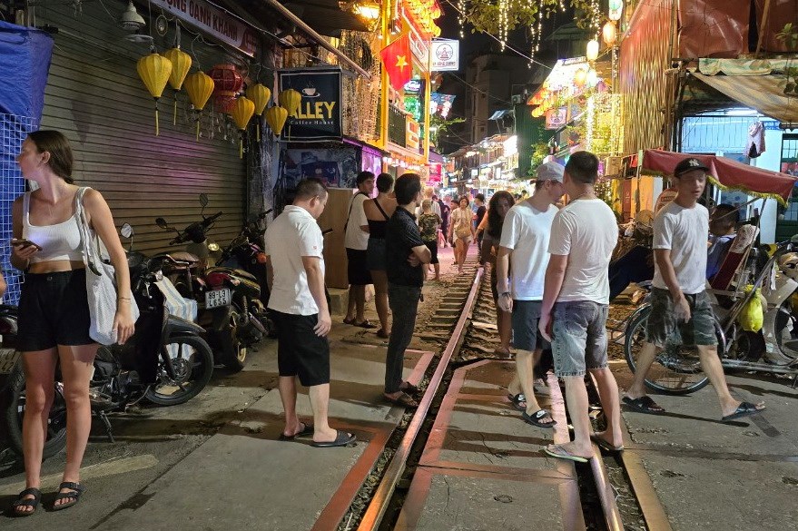 Khách "Tây" mạo hiểm tính mạng với phố cà phê đường tàu - ảnh 2