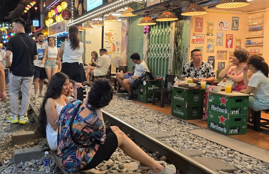 Khách "Tây" mạo hiểm tính mạng với phố cà phê đường tàu - ảnh 4