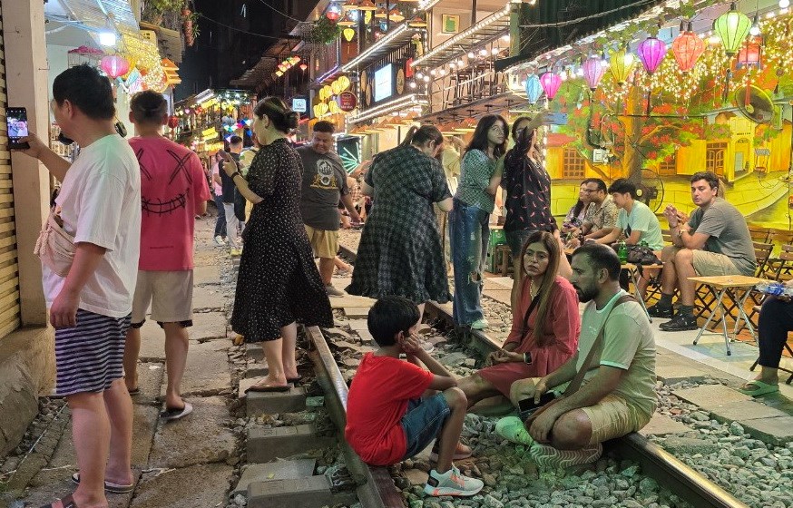 Khách "Tây" mạo hiểm tính mạng với phố cà phê đường tàu - ảnh 8
