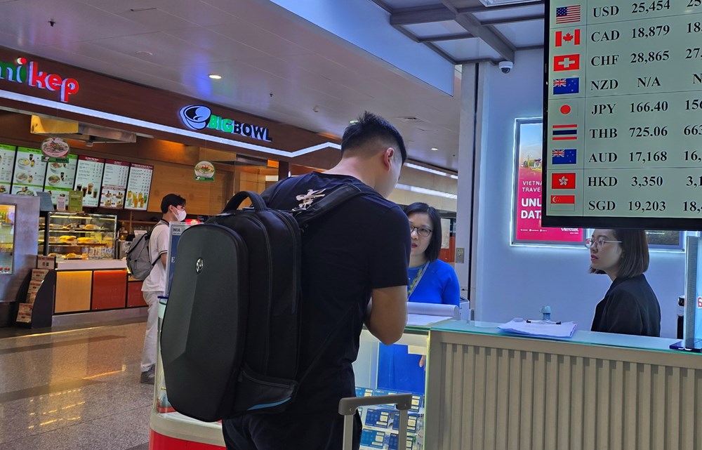 Từ hôm nay kê khai giá mì tôm, phở ăn liền... tại sân bay - ảnh 1
