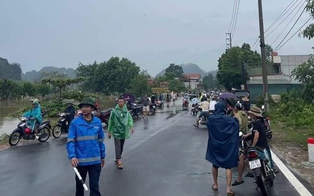 Lũ rừng tràn về, nhiều tuyến đường bị chia cắt - ảnh 2
