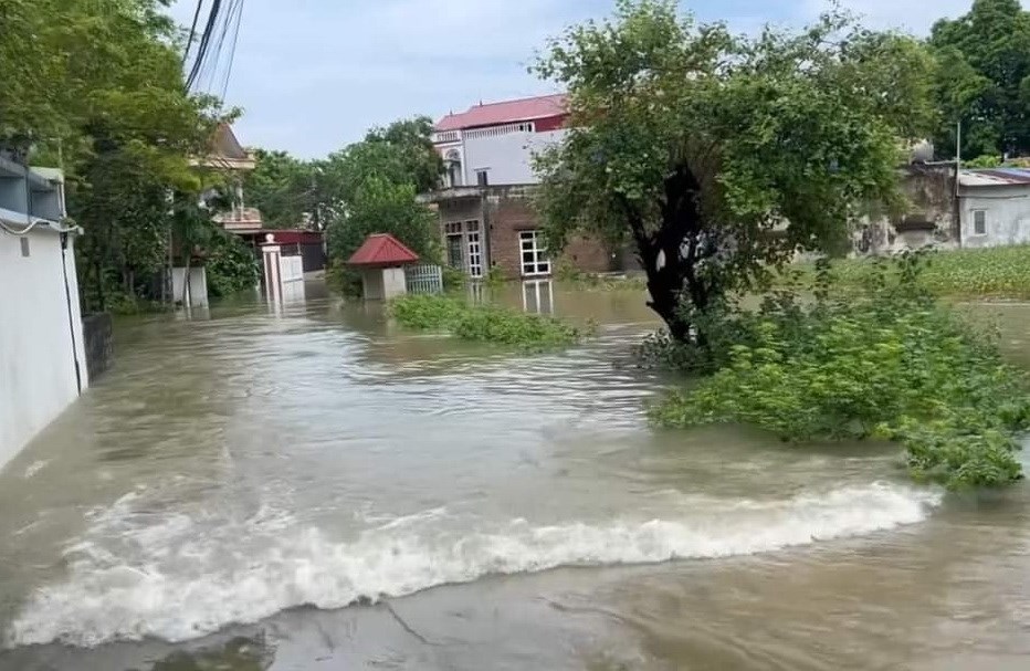 Lũ rừng tràn về, nhiều tuyến đường bị chia cắt - ảnh 1