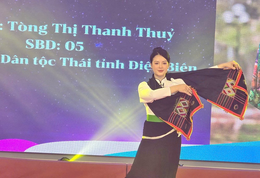 Thí sinh dự thi Người đẹp Hoa ban 2025 rực rỡ trong trang phục dân tộc - ảnh 6