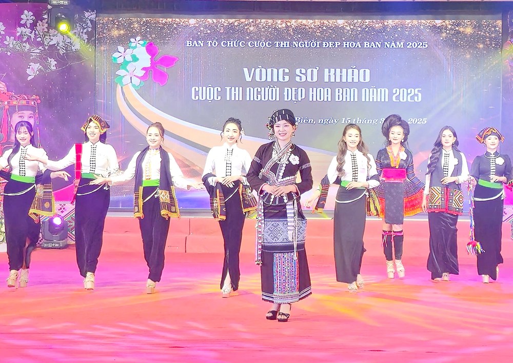 Thí sinh dự thi Người đẹp Hoa ban 2025 rực rỡ trong trang phục dân tộc - ảnh 4