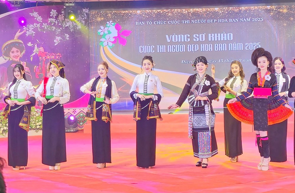 Thí sinh dự thi Người đẹp Hoa ban 2025 rực rỡ trong trang phục dân tộc - ảnh 2