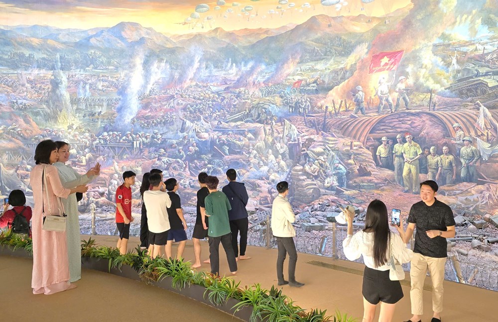 Du khách tìm đến Bảo tàng Chiến thắng Điện Biên Phủ dịp Lễ hội Hoa ban 2025 - ảnh 13