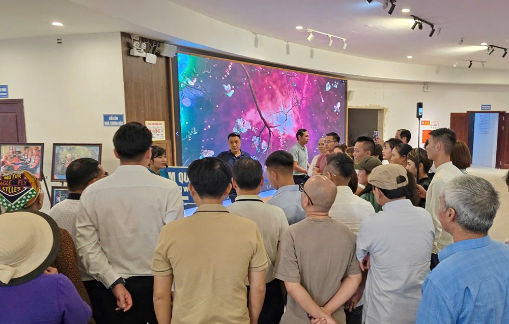 Du khách tìm đến Bảo tàng Chiến thắng Điện Biên Phủ dịp Lễ hội Hoa ban 2025 - ảnh 3