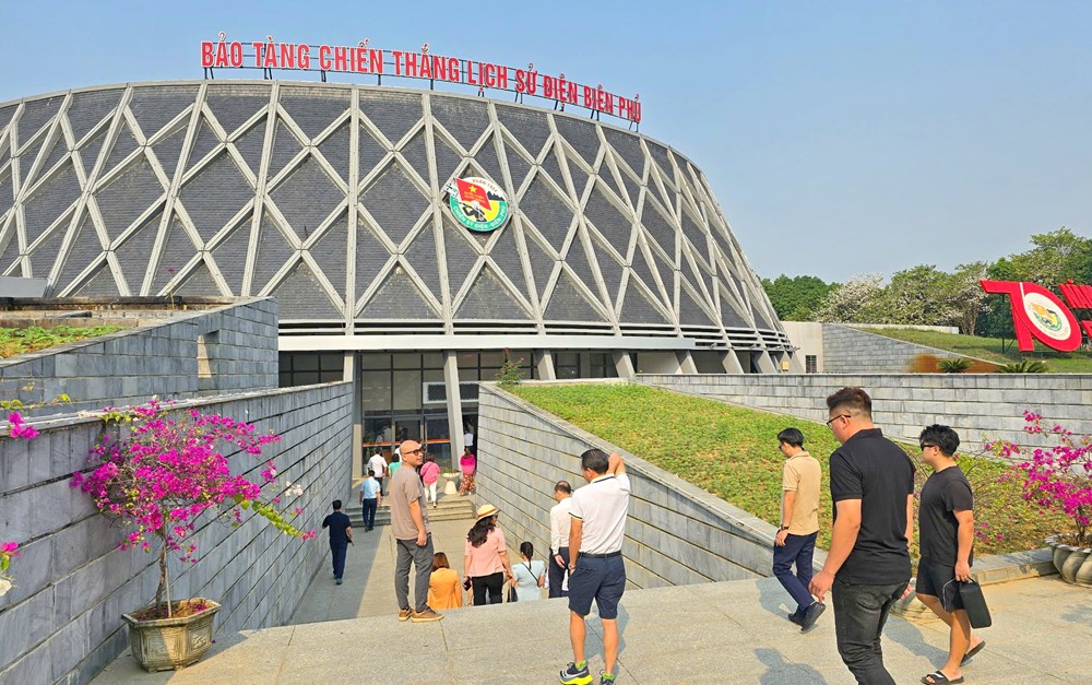 Du khách tìm đến Bảo tàng Chiến thắng Điện Biên Phủ dịp Lễ hội Hoa ban 2025 - ảnh 1