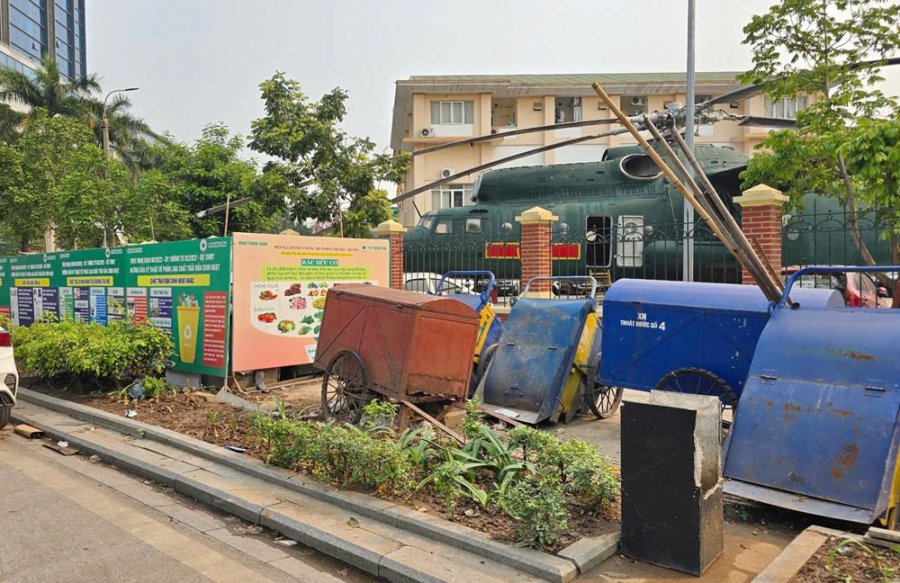 Rác thải vây quanh bảo tàng - ảnh 6