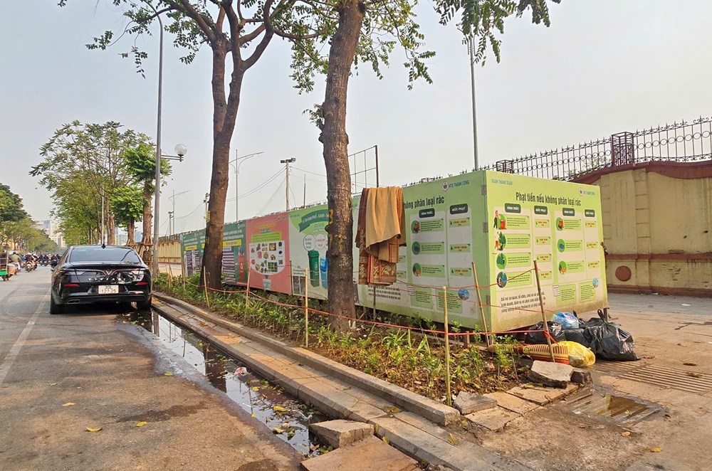Rác thải vây quanh bảo tàng - ảnh 15