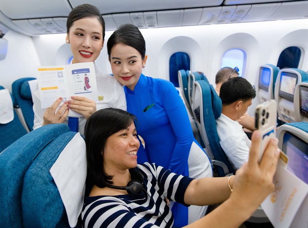 Đồng phục tiếp viên hàng không thay đổi thế nào trong 30 năm? - ảnh 11