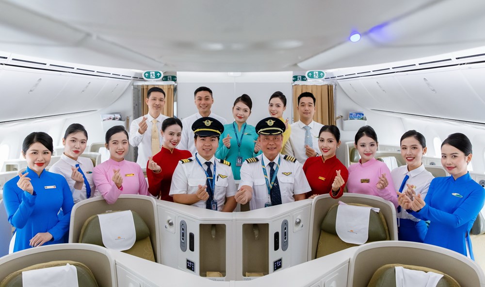 Đồng phục tiếp viên hàng không thay đổi thế nào trong 30 năm? - ảnh 12