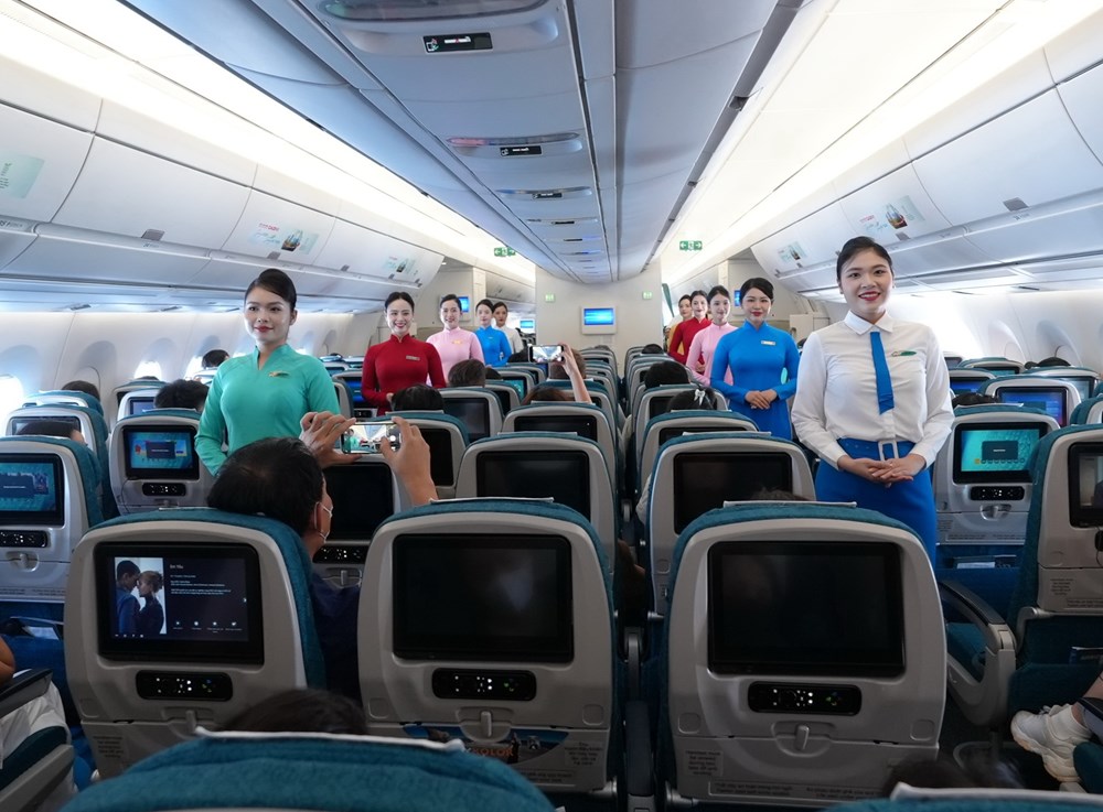 Đồng phục tiếp viên hàng không thay đổi thế nào trong 30 năm? - ảnh 1
