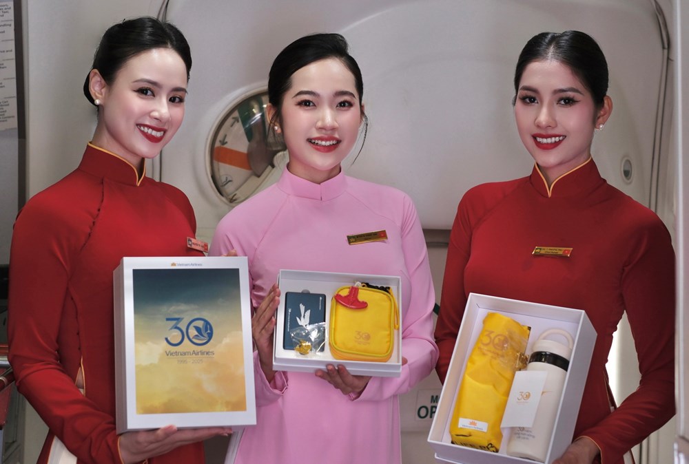 Đồng phục tiếp viên hàng không thay đổi thế nào trong 30 năm? - ảnh 3
