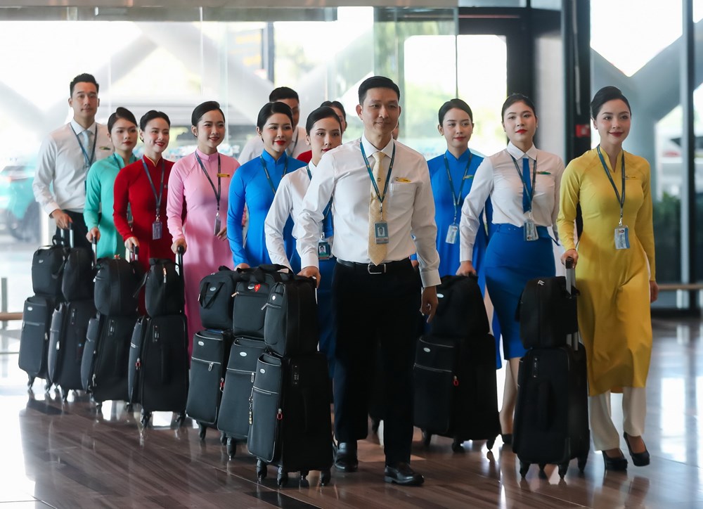 Đồng phục tiếp viên hàng không thay đổi thế nào trong 30 năm? - ảnh 4