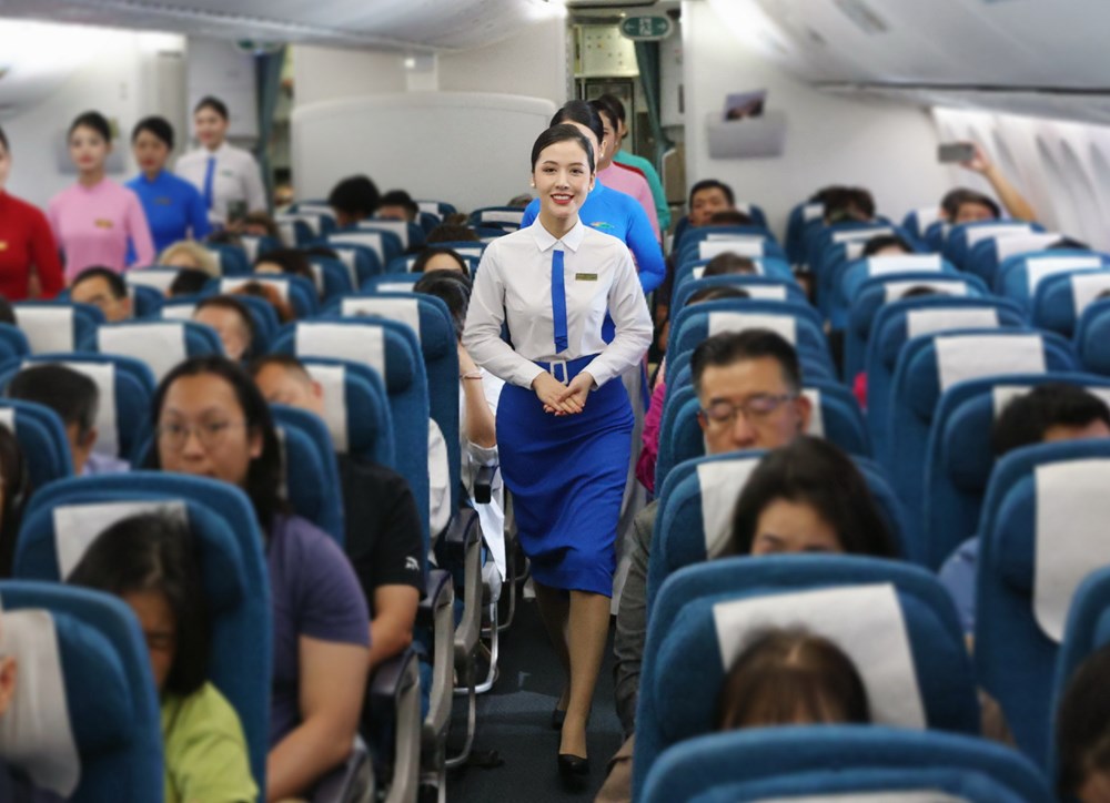 Đồng phục tiếp viên hàng không thay đổi thế nào trong 30 năm? - ảnh 5