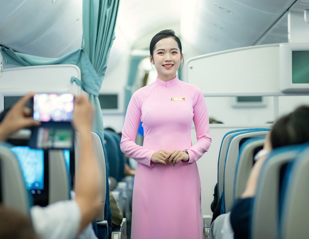 Đồng phục tiếp viên hàng không thay đổi thế nào trong 30 năm? - ảnh 7