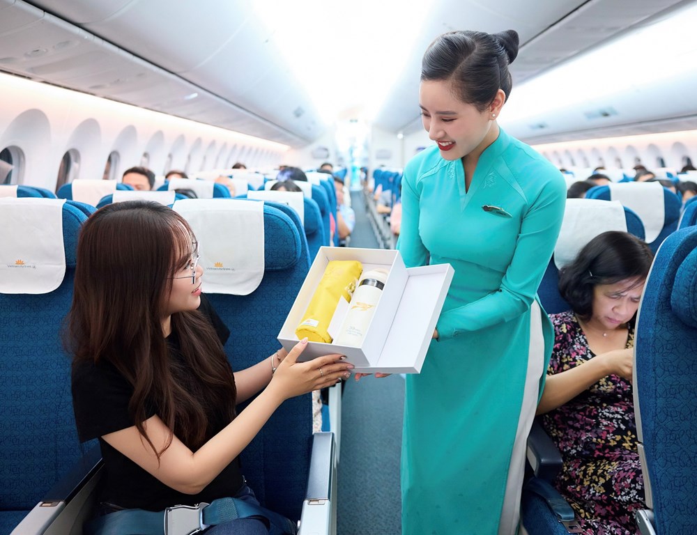 Đồng phục tiếp viên hàng không thay đổi thế nào trong 30 năm? - ảnh 9
