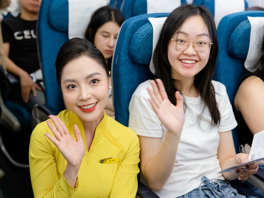 Đồng phục tiếp viên hàng không thay đổi thế nào trong 30 năm? - ảnh 10