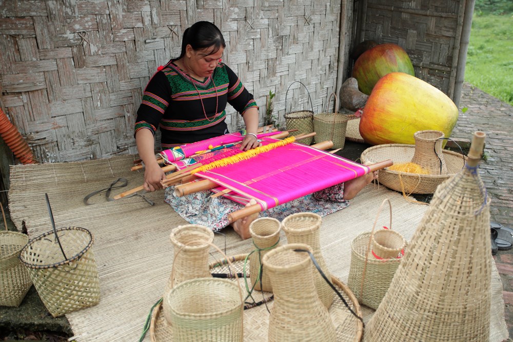 Đặc sắc nghề dệt thổ cẩm truyền thống của người M’nông - ảnh 1