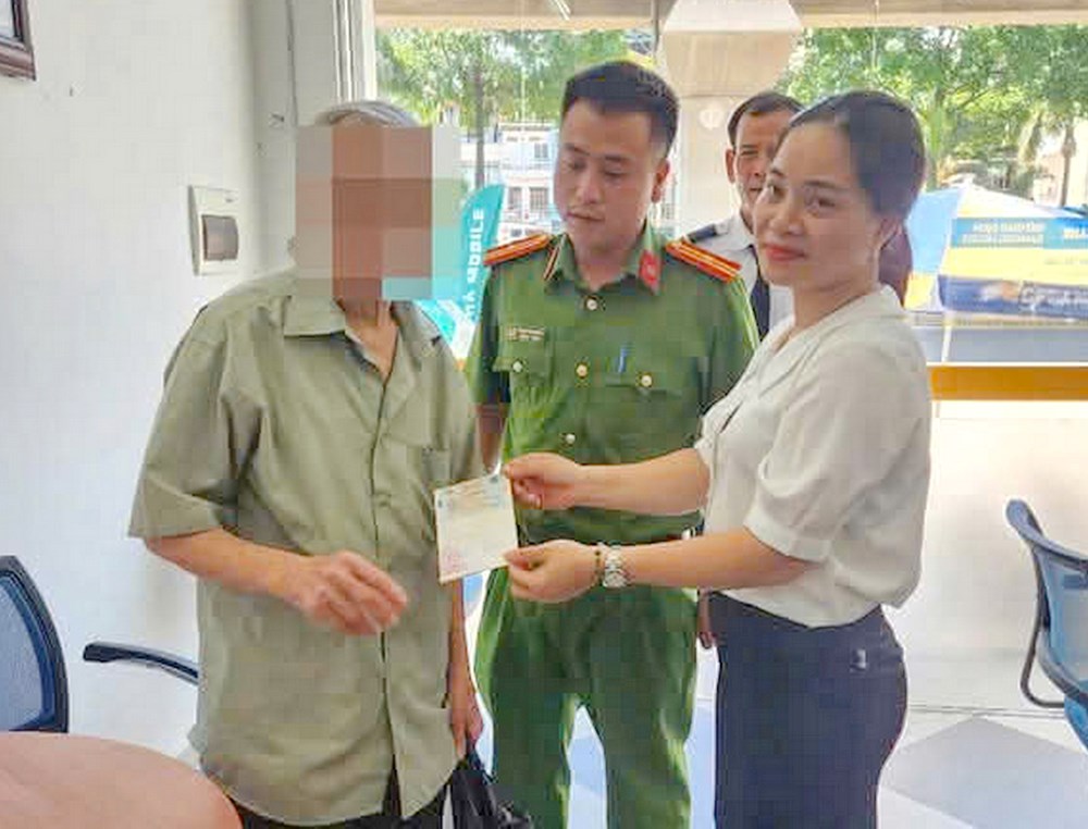 Cụ ông 79 tuổi thoát cúa lừa 250 triệu đồng nhờ nhân viên ngân hàng - ảnh 1