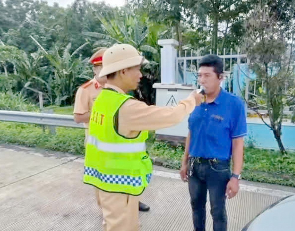 Tài xế chở 45 hành khách vi phạm nồng độ cồn kịch khung  - ảnh 1