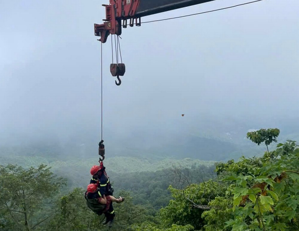 Giải cứu hai người rơi xuống vực tại Vườn Quốc gia Ba Vì - ảnh 1