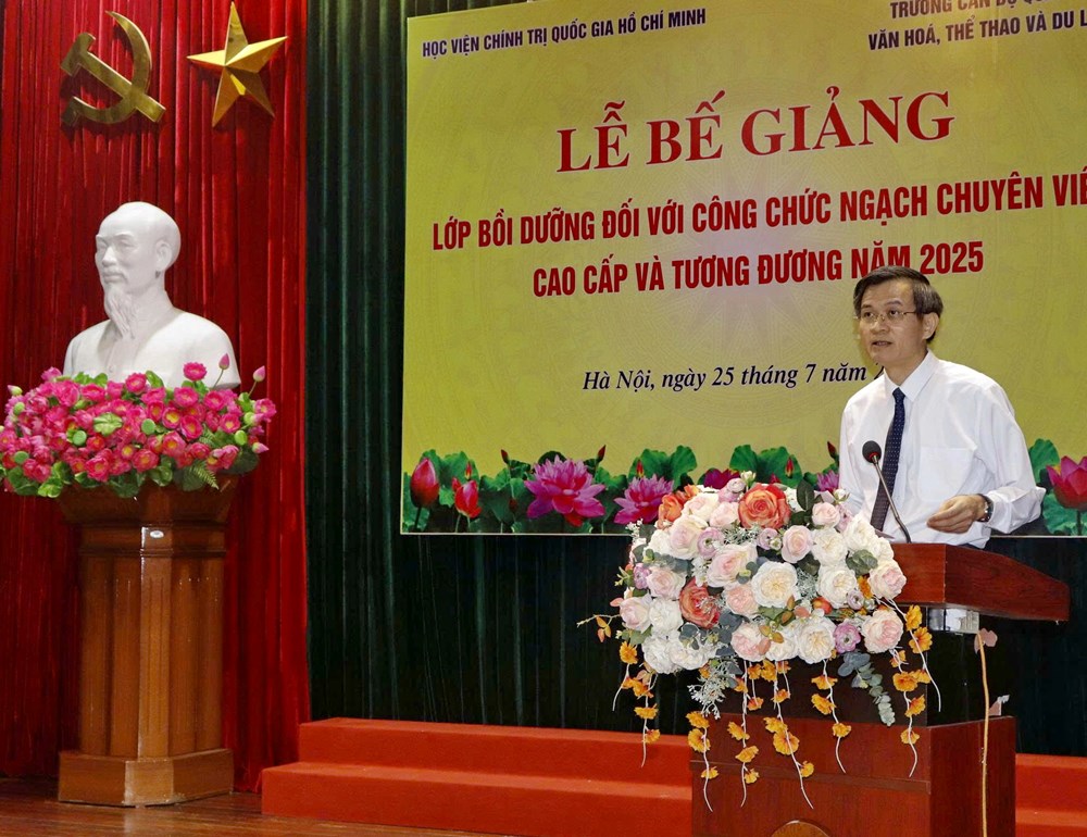 Bế giảng lớp bồi dưỡng chuyên viên cao cấp và tương đương - ảnh 1