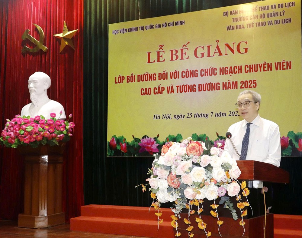 Bế giảng lớp bồi dưỡng chuyên viên cao cấp và tương đương - ảnh 2