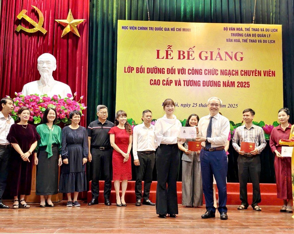 Bế giảng lớp bồi dưỡng chuyên viên cao cấp và tương đương - ảnh 4