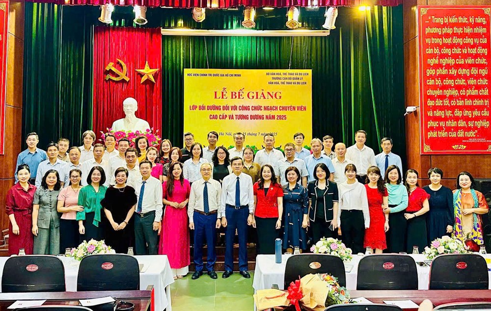 Bế giảng lớp bồi dưỡng chuyên viên cao cấp và tương đương - ảnh 5