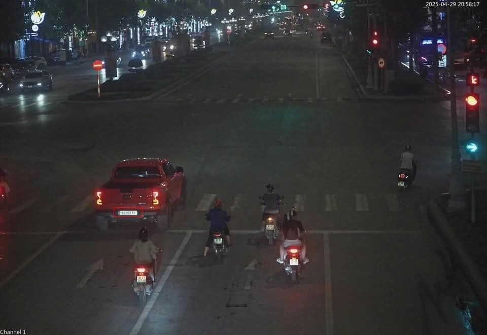 Ô tô gắn biển “siêu đẹp” lộ biển số giả vì vượt đèn đỏ - ảnh 1
