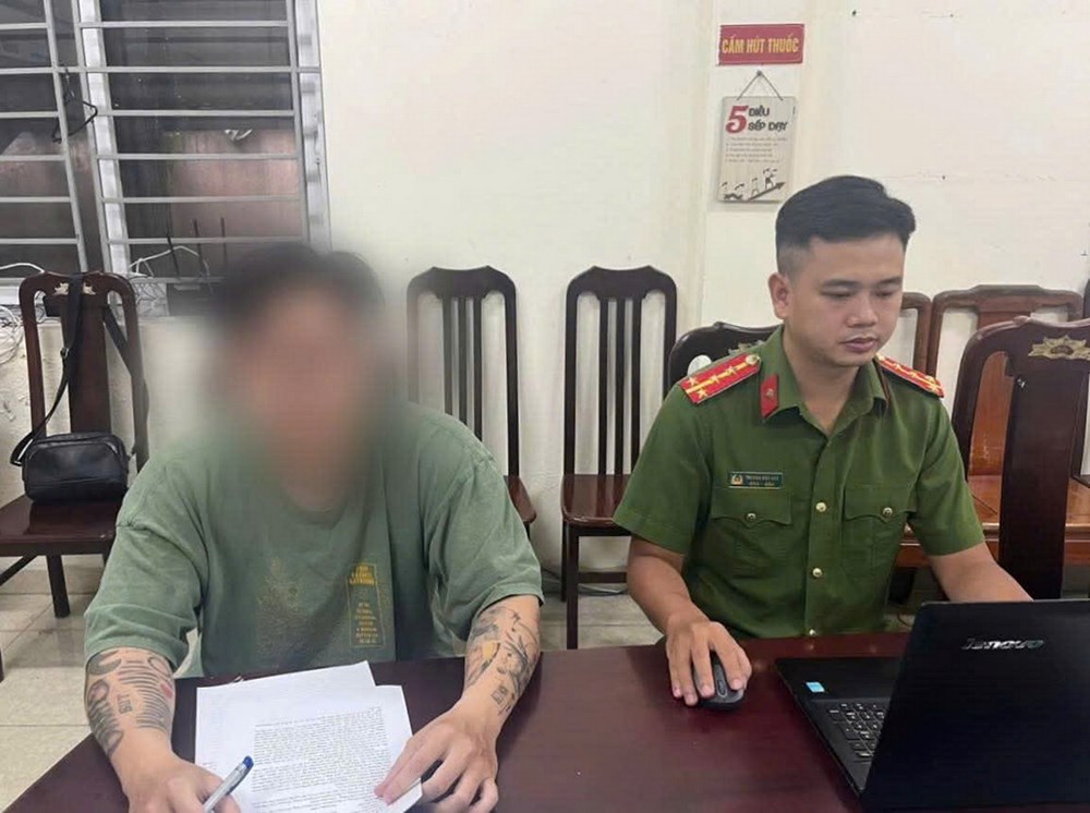 Hà Nội: Triệu tập đối tượng xăm trổ hành hung phụ nữ tại sảnh chờ thang máy - ảnh 1