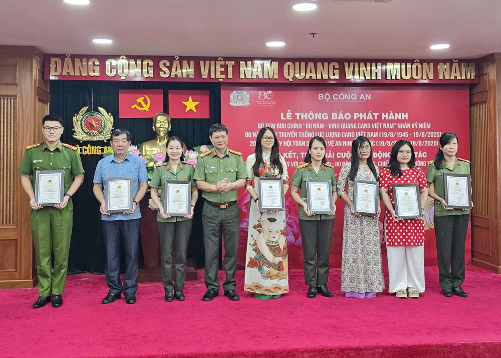 Trao giải Cuộc vận động sáng tác truyện ngắn và ký với chủ đề “Công an nhân dân - 80 năm xây dựng, chiến đấu và trưởng thành“ - ảnh 3