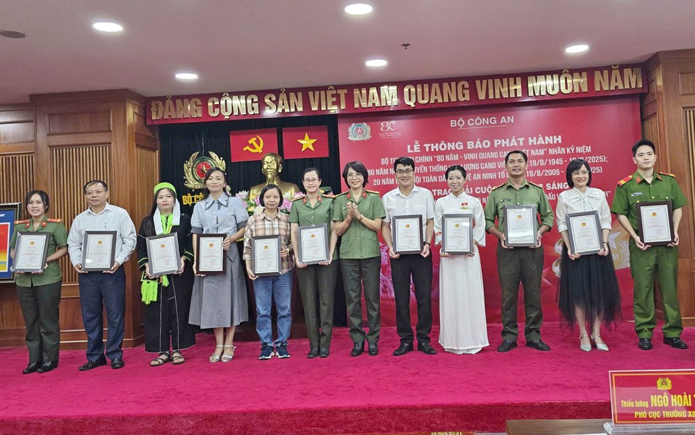 Trao giải Cuộc vận động sáng tác truyện ngắn và ký với chủ đề “Công an nhân dân - 80 năm xây dựng, chiến đấu và trưởng thành“ - ảnh 4