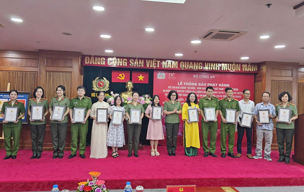 Trao giải Cuộc vận động sáng tác truyện ngắn và ký với chủ đề “Công an nhân dân - 80 năm xây dựng, chiến đấu và trưởng thành“ - ảnh 2