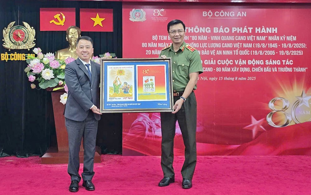 Phát hành bộ tem bưu chính “80 năm - Vinh quang Công an nhân dân Việt Nam“ - ảnh 3