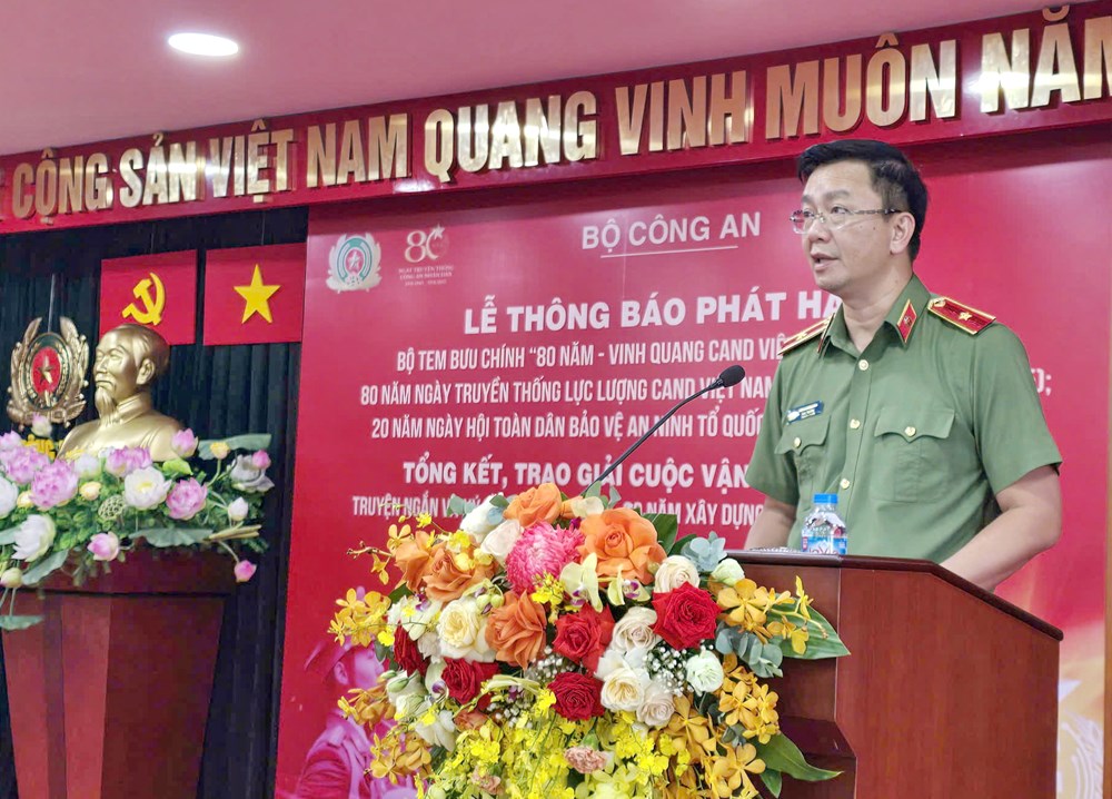 Phát hành bộ tem bưu chính “80 năm - Vinh quang Công an nhân dân Việt Nam“ - ảnh 1