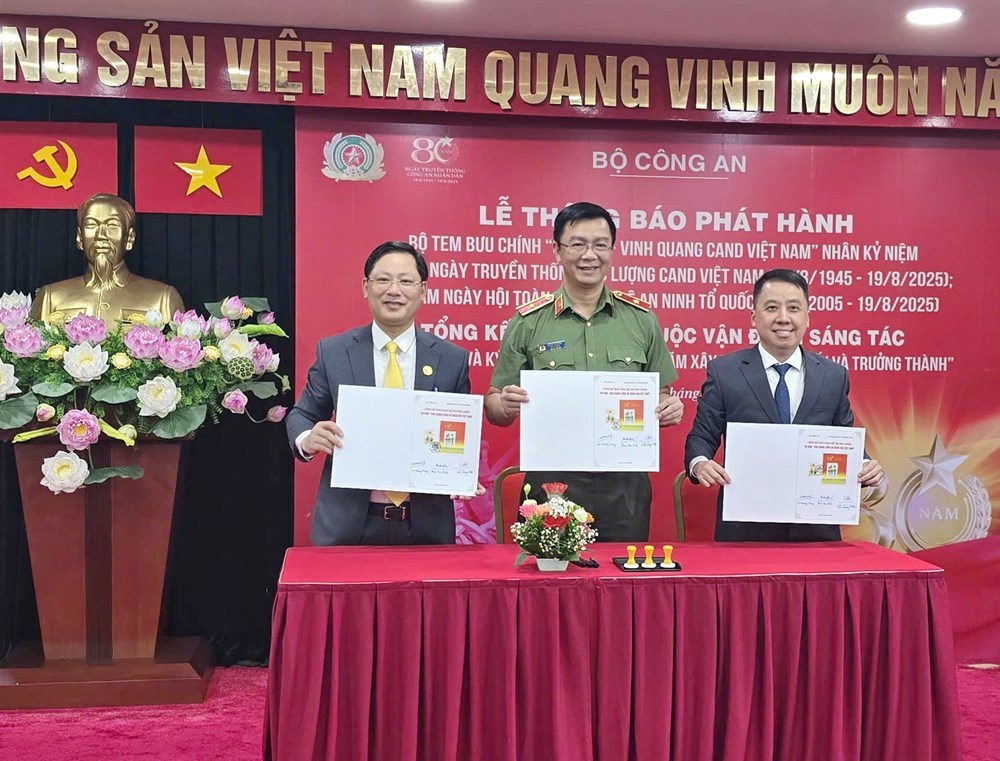 Phát hành bộ tem bưu chính “80 năm - Vinh quang Công an nhân dân Việt Nam“ - ảnh 2