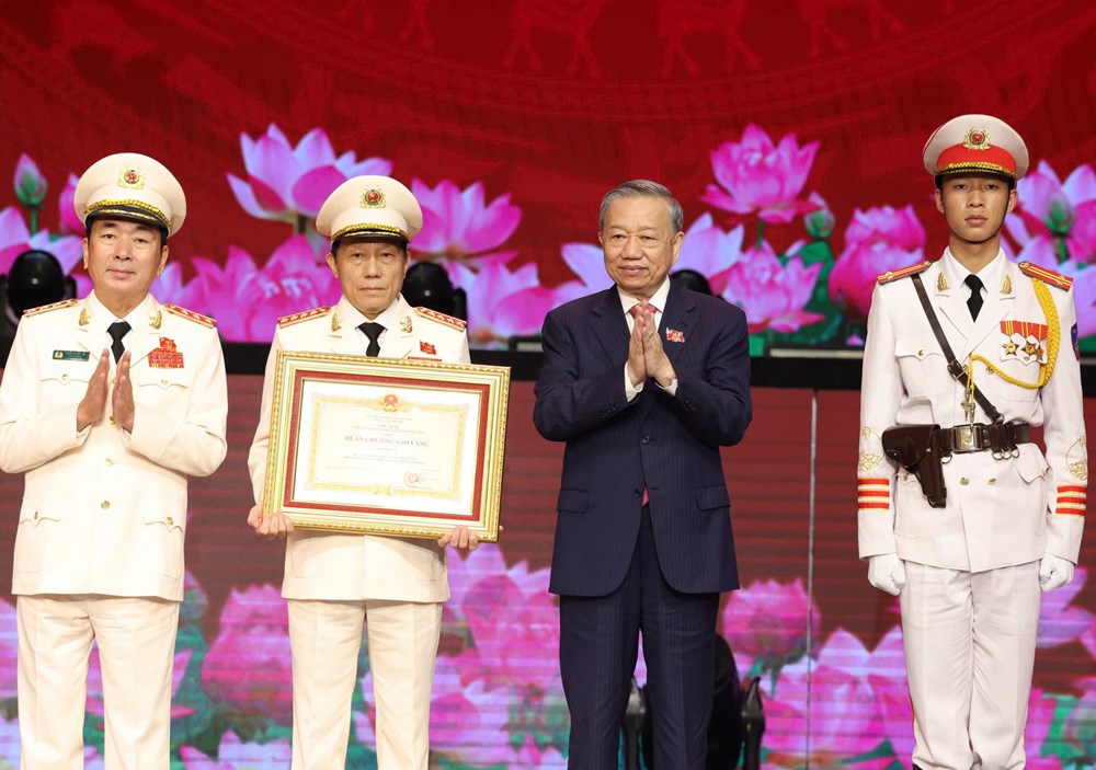 Lễ kỷ niệm trọng thể 80 năm Ngày truyền thống Công an nhân dân và đón nhận Huân chương Sao Vàng lần thứ 5 - ảnh 3