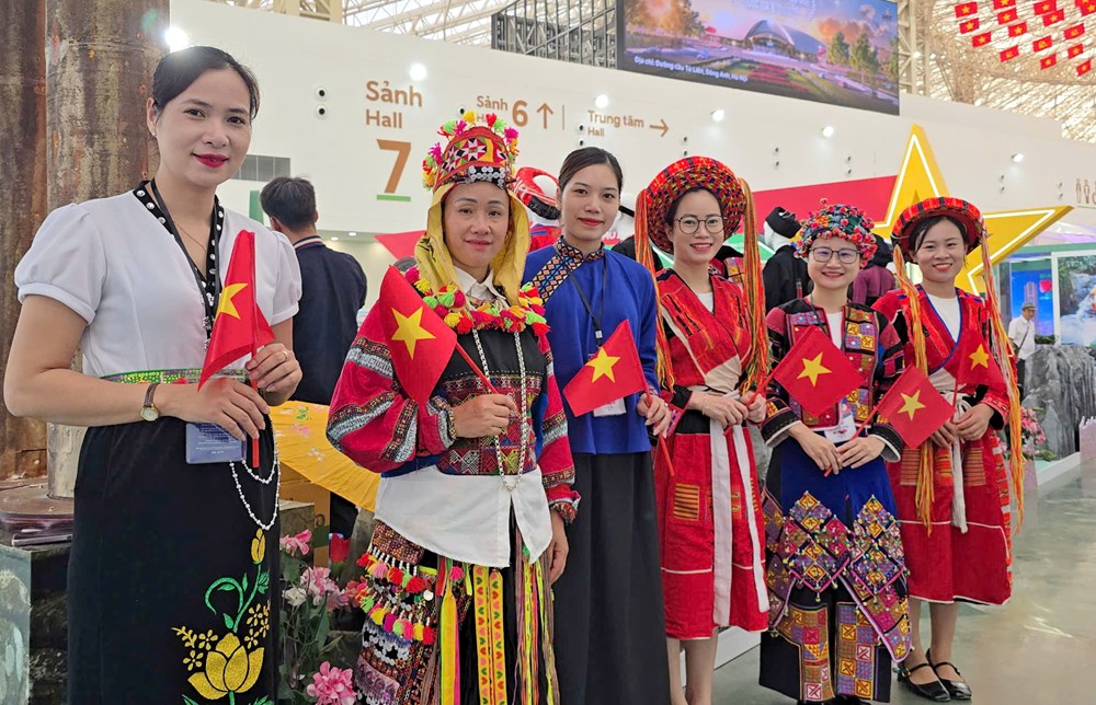 Rực rỡ sắc màu văn hóa các dân tộc tại Triển lãm Thành tựu đất nước - ảnh 4