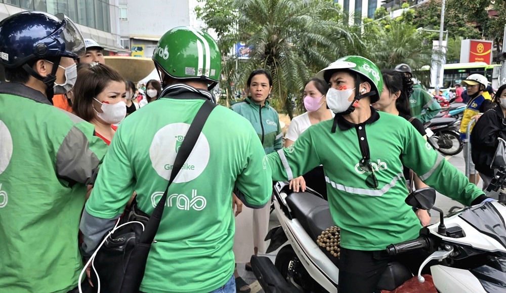 Xe ôm công nghệ hối hả chở khách “xí chỗ” xem diễu binh - ảnh 11