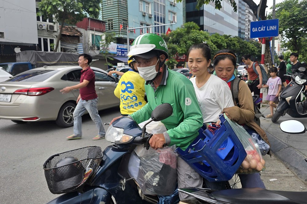 Xe ôm công nghệ hối hả chở khách “xí chỗ” xem diễu binh - ảnh 12