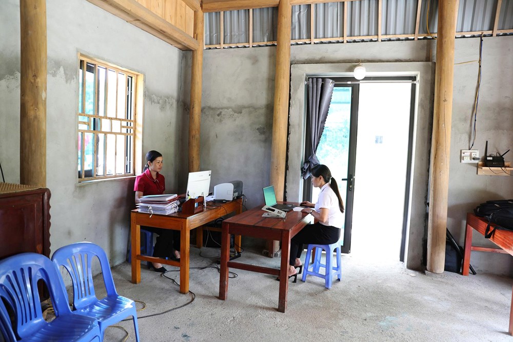 Phú Thọ: Trụ sở UBND xã bị sạt lở, cán bộ dựng lều bạt phục vụ dân - ảnh 2