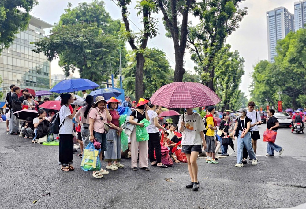 Hà Nội: Người dân ken kín đường đón chờ Lễ diễu binh, diễu hành - ảnh 7