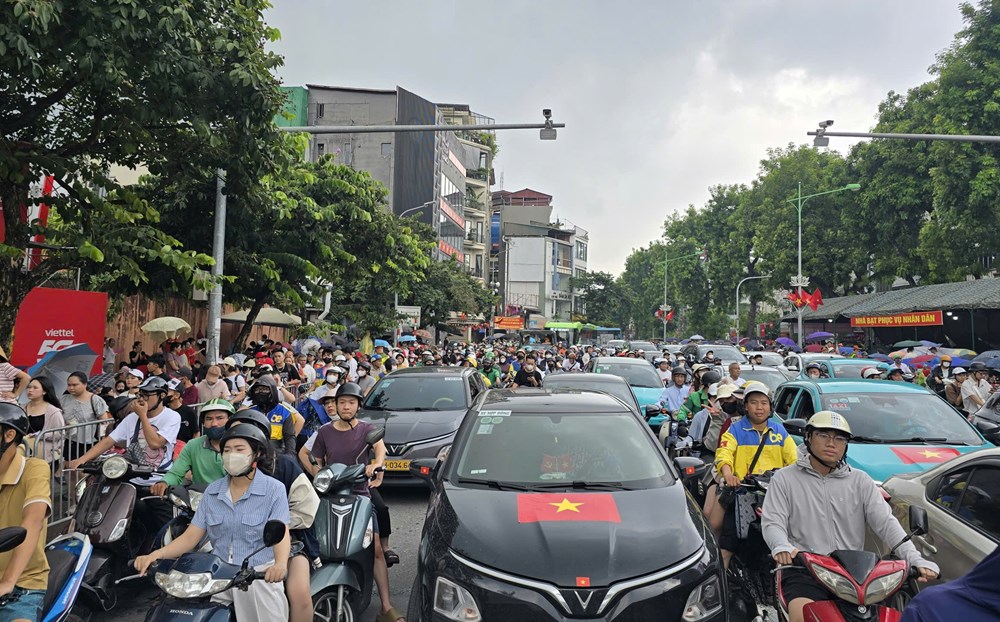 Hà Nội: Người dân ken kín đường đón chờ Lễ diễu binh, diễu hành - ảnh 1